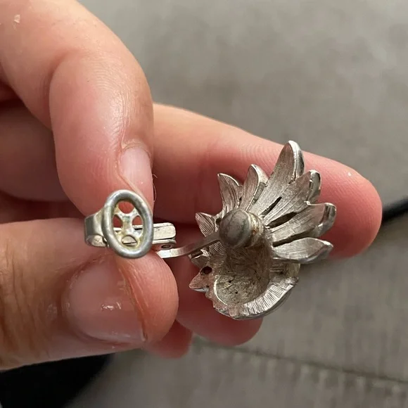 Vintage rare find Trifari Silver tone flower clip-on earrings! Vintage rare find Trifari Silver tone flower clip-on earrings! main image 3